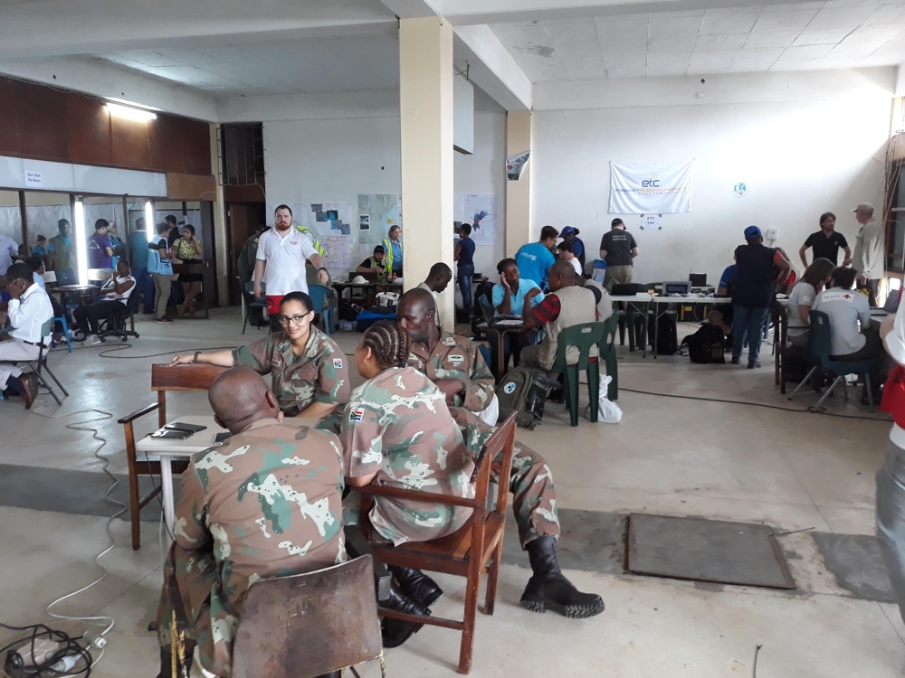 모잠비크 베이라에 모인 국제구호단체 관계자들과 군인들