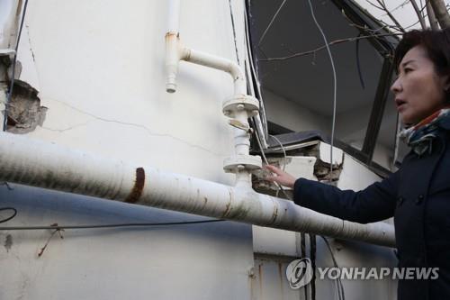 지진피해 아파트 둘러보는 나경원