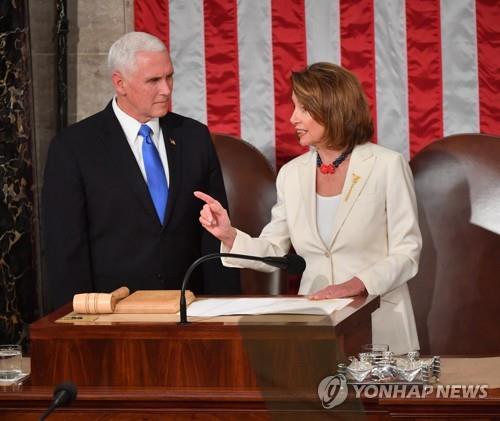 마이크 펜스 부통령과 낸시 펠로시 하원의장