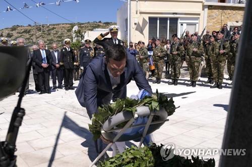알렉시스 치프라스 그리스 총리가 25일 그리스 에게 해 아가토니시 섬에서 열린 독립기념일 행사에서 헌화하고 있다. [EPA=연합뉴스] 
