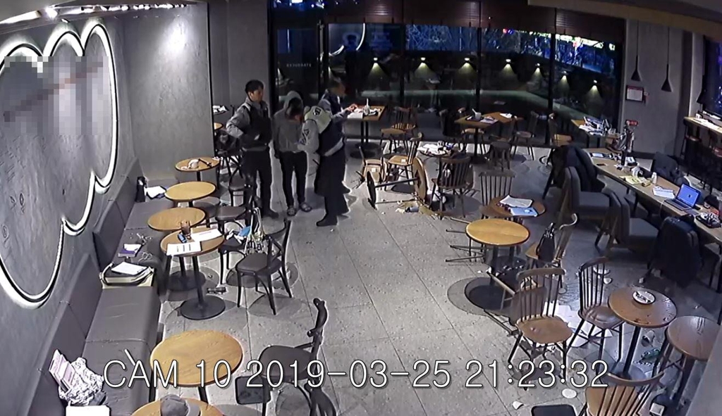 지난 25일 밤 부산 한 대학교 앞 커피숍에서 흉기를 휘둘러 여성을 남성 검거장면