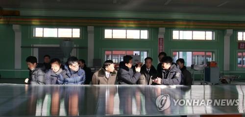 평양 산림기자재공장 찾은 남북산림협력 방문단