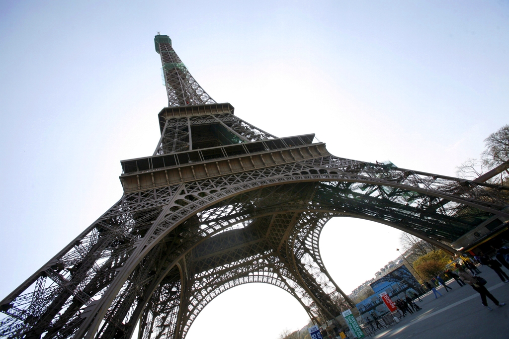 (파리 EPA=연합뉴스) 2009년 3월 지상에서 바라본 에펠탑 