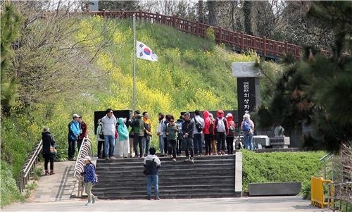 지난달 30일 제주 섯알오름 예비검속 희생자 추모비 참배하는 관광객