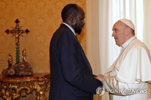 프란치스코 교황(오른쪽)과 키르 남수단 대통령 [AFP=연합뉴스]