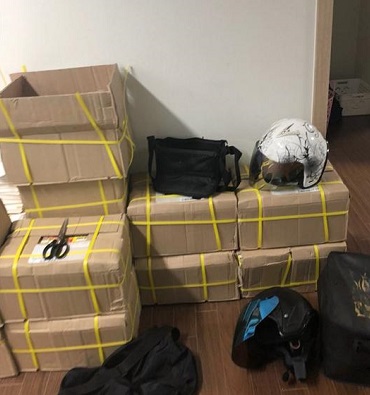 무등록 대부업체 사무실에 쌓인 명함형 전단