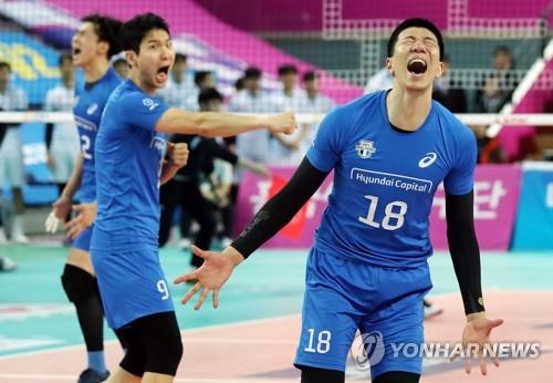 현대캐피탈의 챔프전 우승을 이끈 신영석(오른쪽)