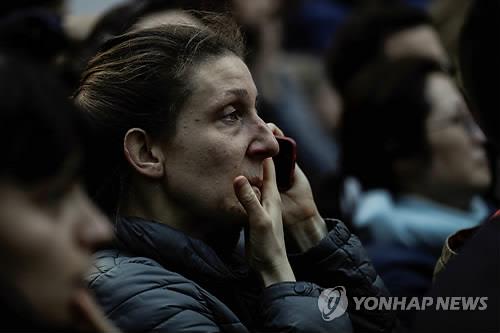 (파리 AFP=연합뉴스) 프랑스 파리의 상징으로 최대 관광명소의 하나인 노트르담 대성당에서 15일(현지시간) 대형 화재가 발생하자 시민들이 주변으로 달려와 불길이 치솟는 현장을 지켜보며 참담한 표정을 짓고 있다. ymarshal@yna.co.kr