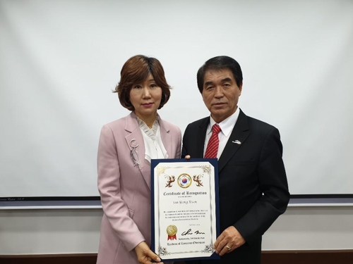 권순영(왼쪽) 충북대병원 상임 감사와 남문기 해외한민족대표자협의회 의장.
