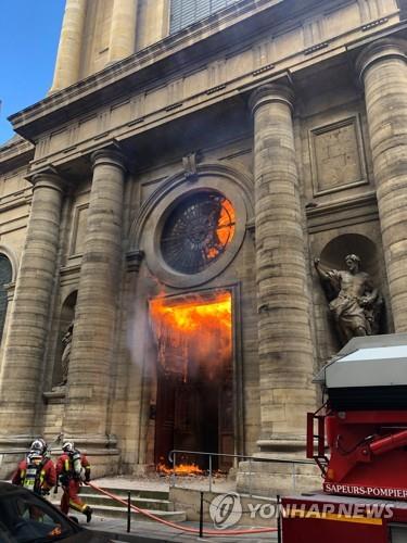 지난달 17일(현지시간) 화재가 발생했던 프랑스 파리의 생 쉴피스 성당 [로이터=연합뉴스]