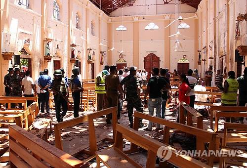 '부활절 폭발'로 참혹하게 파괴된 가톨릭교회 내부