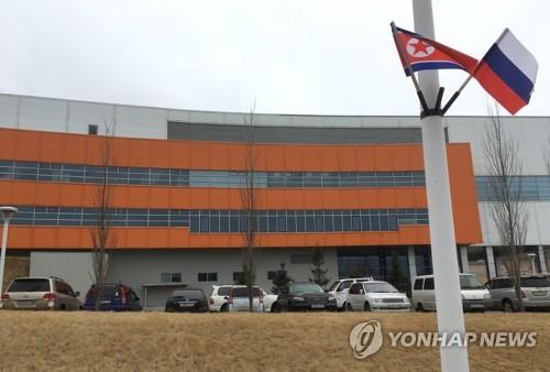 (블라디보스토크=연합뉴스) 북러 정상회담이 임박한 23일 김정은 북한 국무위원장과 블라디미르 푸틴 러시아 대통령 간 회담이 열릴 것으로 예상되는 블라디보스토크 극동연방대학 내 S동에 인공기와 러시아 국기가 걸려 있다.