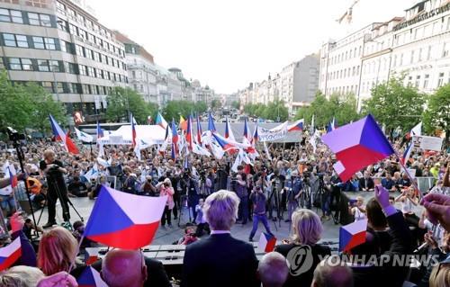 25일(현지시간) 체코 프라하 바츨라프 광장에 모인 극우정당 지지자들