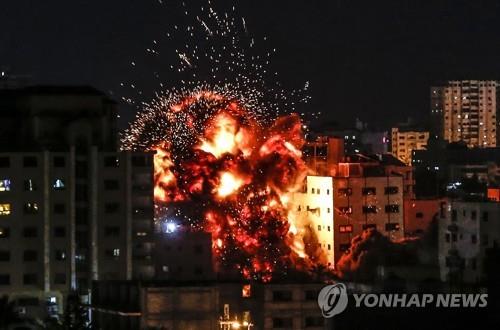 4일(현지시간) 이스라엘 공습으로 가자지구의 건물들이 화염에 휩싸인 모습[AFP=연합뉴스]