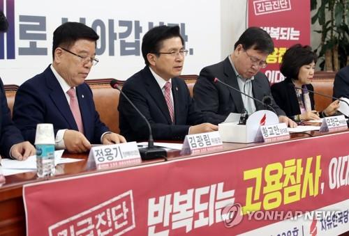 황교안, 문 정권 경제실정 백서 특별위원회 회의 모두발언 (서울=연합뉴스) 김인철 기자 = 자유한국당 황교안 대표(왼쪽 두번째)가 10일 오후 서울 여의도 국회에서 열린 문 정권 경제실정백서 특별위원회 회의에서 모두발언을 하고 있다. 2019.4.10 yatoya@yna.co.kr(끝)