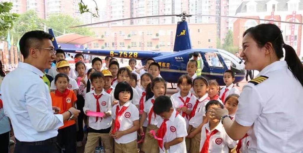헬기를 타고 딸이 다니는 초등학교에 나타난 중국 학부모