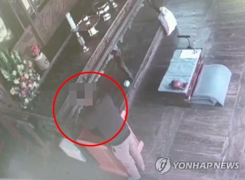 부산 한 사찰 불전함서 현금 훔치는 중국인 절도범