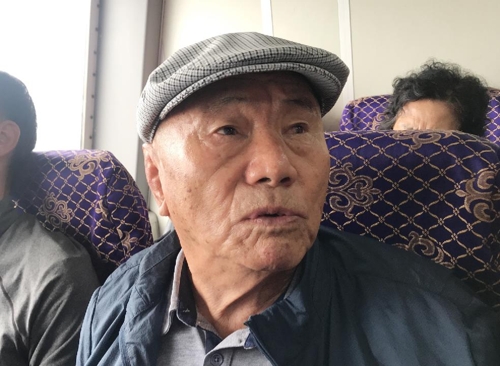 인터뷰하는 김용정 전 연평도등대 등대소장