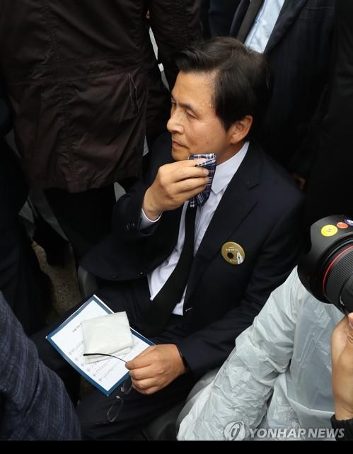 땀 닦는 황교안 대표 (서울=연합뉴스) 한상균 기자 = 자유한국당 황교안 대표가 18일 오전 광주 북구 국립 5·18민주묘지에서 열리는 제39주년 5·18민주화운동 기념식에 시민들의 항의를 받으며 참석한 뒤 땀을 닦고 있다.2019.5.18 xyz@yna.co.kr(끝)