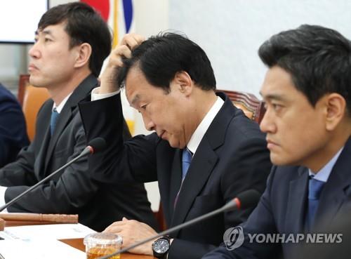 손학규 '고민' (서울=연합뉴스) 김주형 기자 = 바른미래당 손학규 대표(가운데)가 17일 오전 국회에서 열린 최고위원회의에서 위원들의 발언을 경청하며 머리를 만지고 있다. 왼쪽부터 하태경 최고위원, 손학규 대표, 오신환 원내대표. 2019.5.17 kjhpress@yna.co.kr(끝)
