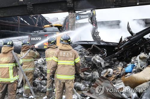 구미공단 큰불, 진화 작업하는 소방관들 (구미=연합뉴스) 김현태 기자 = 20일 오전 경북 구미시 공단동 한 전자부품공장에서 불이 나 소방관들이 진화작업을 하고 있다. 2019.5.20