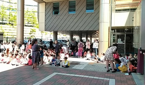 건물 밖으로 대피한 아이들