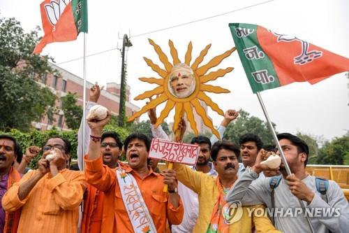 5월 23일 인도 뉴델리에서 집권당 인도국민당(BJP) 지지자들이 환호하는 모습. [AFP=연합뉴스] 