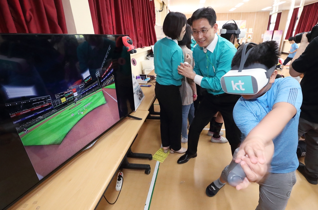 23일 울릉도 저동초등학교 학생들이 기가라이브TV(GiGA Live TV)로 실감형 고품질 VR콘텐츠를 체험하고 있다. [KT 제공]
