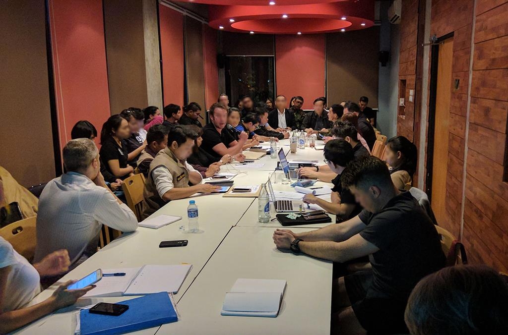 2018년 1월 용의자 체포에 앞서 회의중인 수사관들