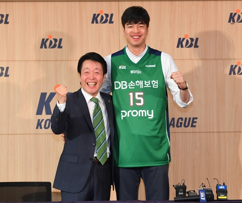 24일 KBL 센터에서 DB와 계약한 뒤 유니폼 입은 김종규