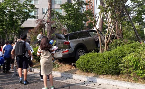 아파트 화단으로 돌진한 BMW미니