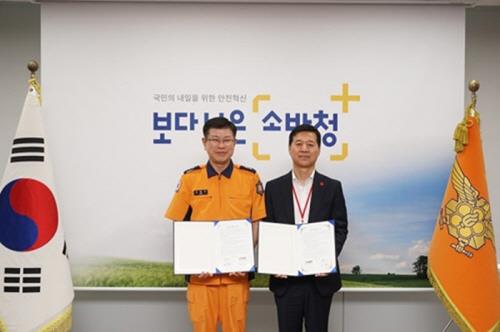 신열우 소방청 소방정책국장(왼쪽)과 강영준 이마트 에브리데이 상무가 협약 체결 후 기념촬영을 하고 있다.