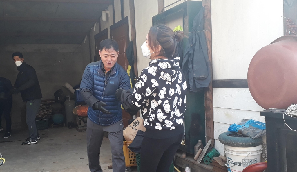 봉사 활동을 하는 이문규 상사