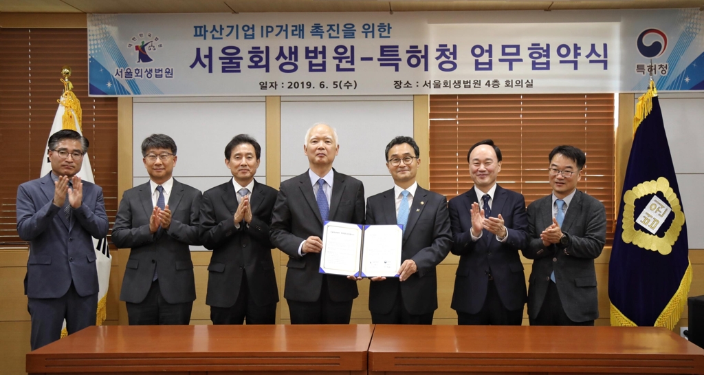 기념촬영 하는 관계자들