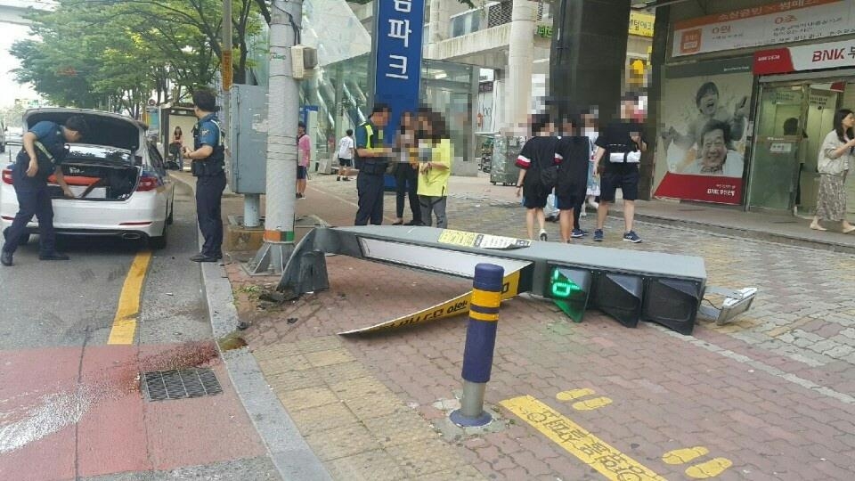 꺾인 신호등