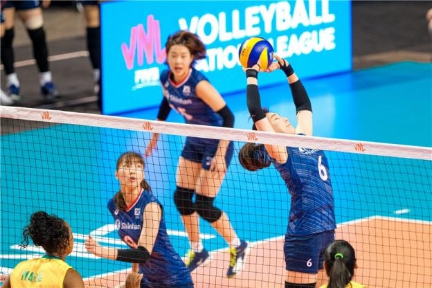 브라질과 VNL 경기에서 공격 시도하는 한국