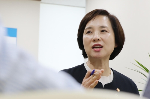 유은혜 부총리 겸 교육부장관이 5일 정부서울청사에서 연합뉴스와 인터뷰를 하고 있다.