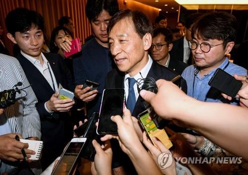 취재진 질문에 답하는 이주열 한은 총재
