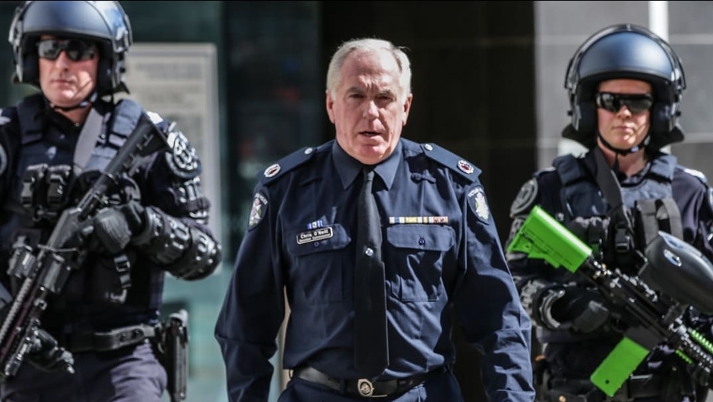 무차별 폭행 피해자가 된 크리스 오네일 호주 빅토리아주 경찰부청장 (가운데) 