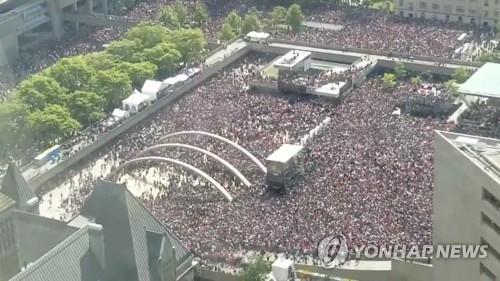 달아나는 군중