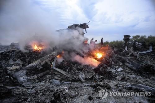 격추된 뒤 불타는 MH 17 여객기 잔해 [EPA=연합뉴스 자료사진]