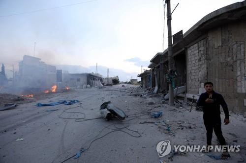 18일(현지시간) 시리아 정부군의 로켓포 공격 현장으로 추정되는 이들립 카프르나블의 한 거리 모습 [AFP=연합뉴스] 