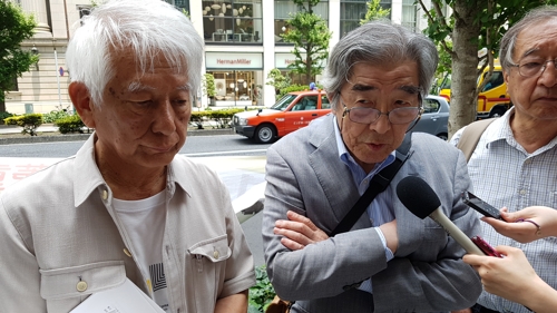 (도쿄=연합뉴스) 박세진 특파원 = 나고야 미쓰비시 조선여자근로정신대 소송을 지원하는 모임의 다카하시 마코토(왼쪽), 데라오 데루미(가운데) 공동대표가 21일 대법원판결 후속 교섭 요청서를 미쓰비시 측에 전달한 뒤 미쓰비시중공업 본사가 있는 도쿄 마루노우치 니주바시 빌딩 앞에서 면담 내용을 설명하고 있다. parksj@yna.co.kr