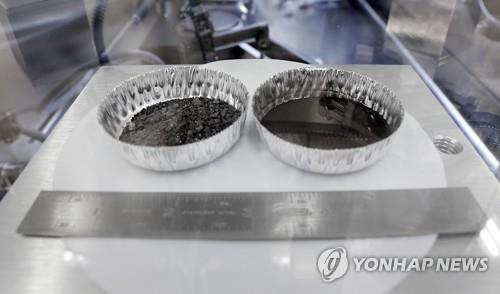 암스트롱이 지구로 귀환 전 삽으로 채취한 토양 샘플