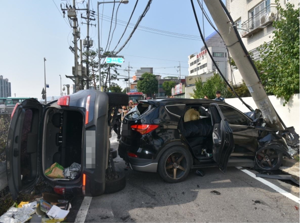 서울 중랑구서 승용차 사고…전봇대 들이받아 일시 정전