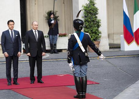 4일 로마에서 의장대를 사열하는 블라디미르 푸틴 러시아 대통령(왼쪽에서 2번째)과 주세페 콘테 이탈리아 총리(왼쪽 첫번째) [ANSA통신] 