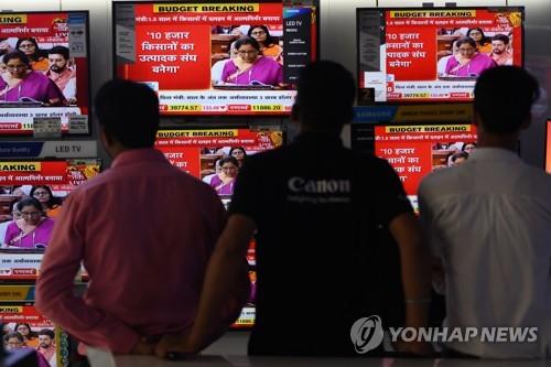 인도 재무장관의 예산안 시정연설 지켜보는 시민들