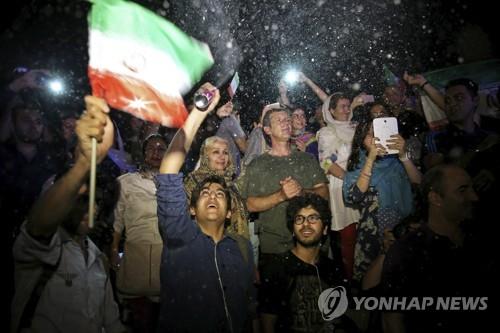 2015년 7월 14일 밤 핵협상 타결을 기뻐하는 테헤란 시민들