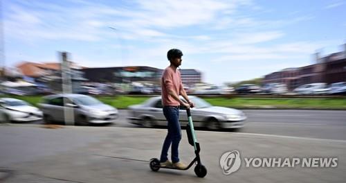 베를린에서 달리는 전기 스쿠터
