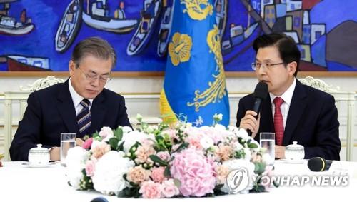 발언하는 황교안 자유한국당 대표, 메모하는 문 대통령